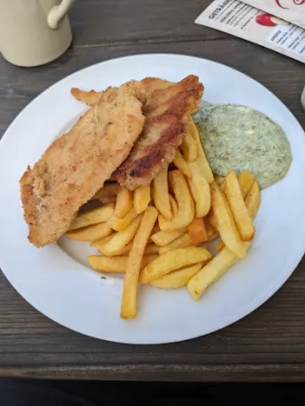 Bild von Biergarten hinter der neuen Stadthalle