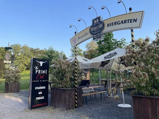 Bild von Biergarten hinter der neuen Stadthalle