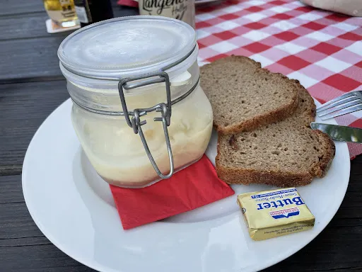 Bild von Biergarten hinter der neuen Stadthalle