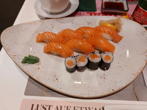 Bild von Akakiko Sushi & Asian Fusion, Bibimbap, Kimchi