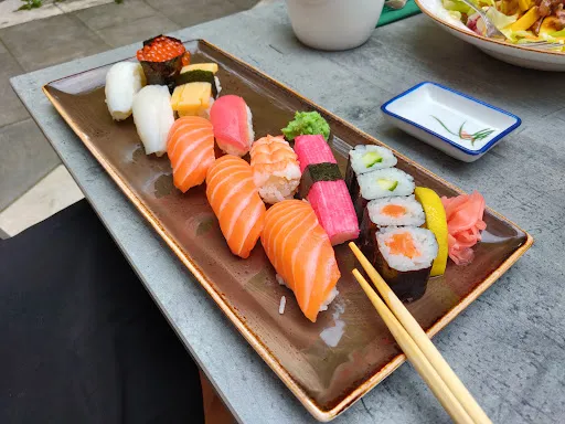 Bild von Akakiko Sushi & Asian Fusion, Bibimbap, Kimchi