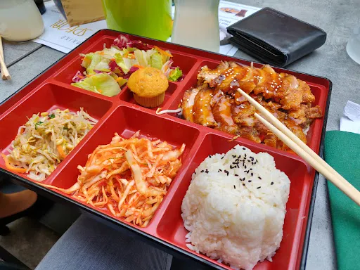 Bild von Akakiko Sushi & Asian Fusion, Bibimbap, Kimchi