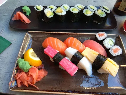 Bild von Akakiko Sushi & Asian Fusion, Bibimbap, Kimchi