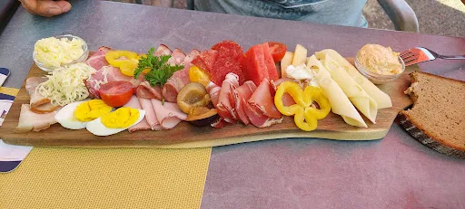 Bild von Wirtin z'Atzersdorf Gasthaus zum Vierviertelblick 4Viertel GmbH