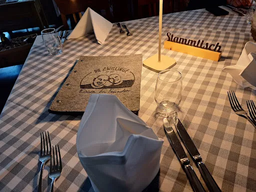 Bild von Die Zwillinge 1983 - Essen bei Freunden