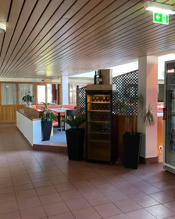 Bild von Vin Adri Cafe &amp; Bad &amp; Halle