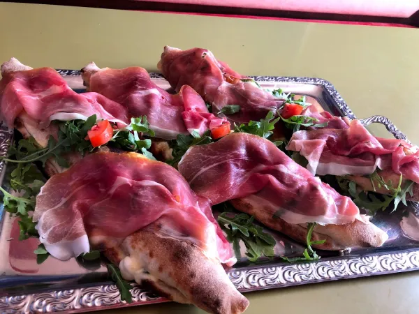 Bild von Al TAVOLIERE “Mangiare, Bere e Comprare ITALIANO“