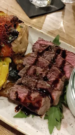 Bild von Essen und Trinken Im Hof