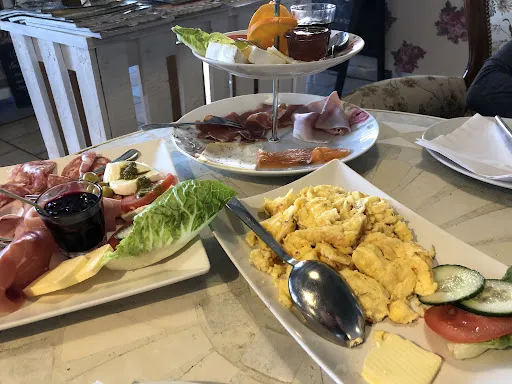 Bild von Café Edelweiss im Rosenrot