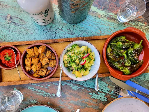 Bild von Glücklich - Tapas Restaurant , Kunst - Café