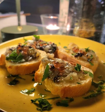 Bild von Glücklich - Tapas Restaurant , Kunst - Café