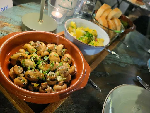 Bild von Glücklich - Tapas Restaurant , Kunst - Café