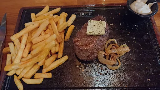 Bild von The Sur Steakhouse & Restaurant Saal