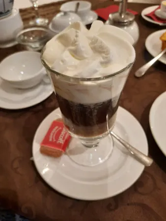 Bild von Hof von Oldenburg Jever - Frühstück / Mittagessen / Kuchen