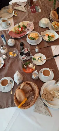 Bild von Hof von Oldenburg Jever - Frühstück / Mittagessen / Kuchen