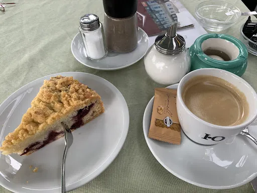 Bild von Hof von Oldenburg Jever - Frühstück / Mittagessen / Kuchen