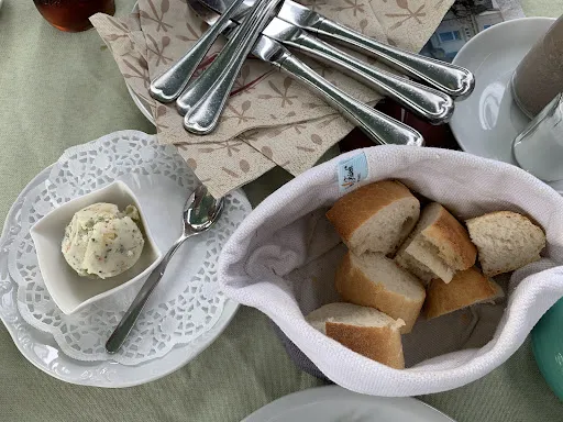 Bild von Hof von Oldenburg Jever - Frühstück / Mittagessen / Kuchen