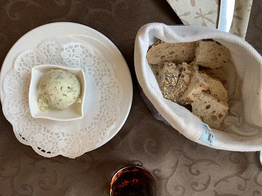 Bild von Hof von Oldenburg Jever - Frühstück / Mittagessen / Kuchen