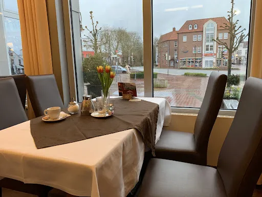 Bild von Hof von Oldenburg Jever - Frühstück / Mittagessen / Kuchen