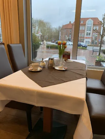 Bild von Hof von Oldenburg Jever - Frühstück / Mittagessen / Kuchen