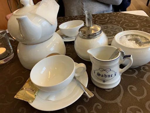 Bild von Hof von Oldenburg Jever - Frühstück / Mittagessen / Kuchen