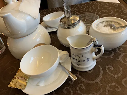 Bild von Hof von Oldenburg Jever - Frühstück / Mittagessen / Kuchen