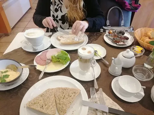 Bild von Hof von Oldenburg Jever - Frühstück / Mittagessen / Kuchen