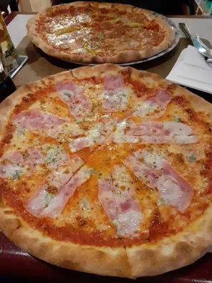 PIZZABAR /CAFE TYROLIS