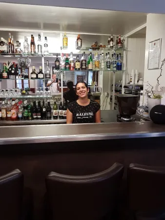 Café De La Place Avully