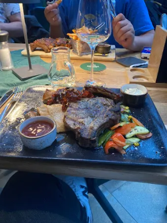 Bild von Gaspis Woodfired Restaurant & Bar direkt an der Dorfbahn der Zillertal Arena in Gerlos | Zillertal