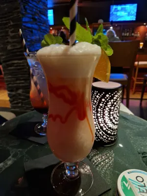 Woodys Bar l Cafe l Lounge.