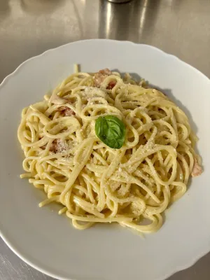 Reyna Café Bistro
