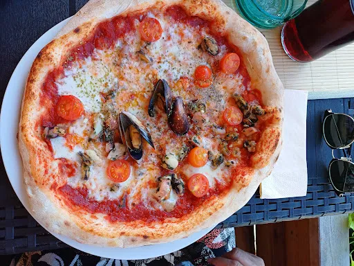 Oasee Restaurant/ Pizzeria/ Cafe