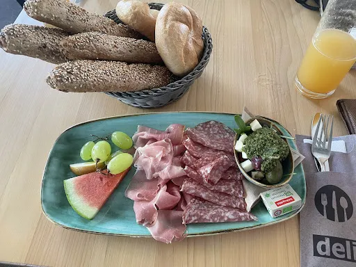 Bild von Deli Lounge Cafe Restaurant