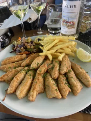 Café restaurant de la place