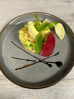 La Hutte Bar-Restaurant