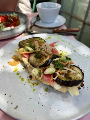 PURA Restaurant & Studio Café