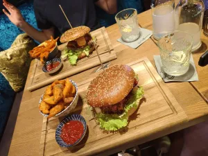 Schauplatz – das Café, die Bar