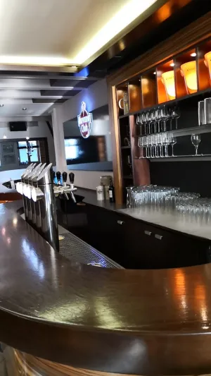 Katze's TÜT Cafe & Bar